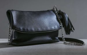 Sac-noir-bandouliere-chaine-veau-souple-pompon